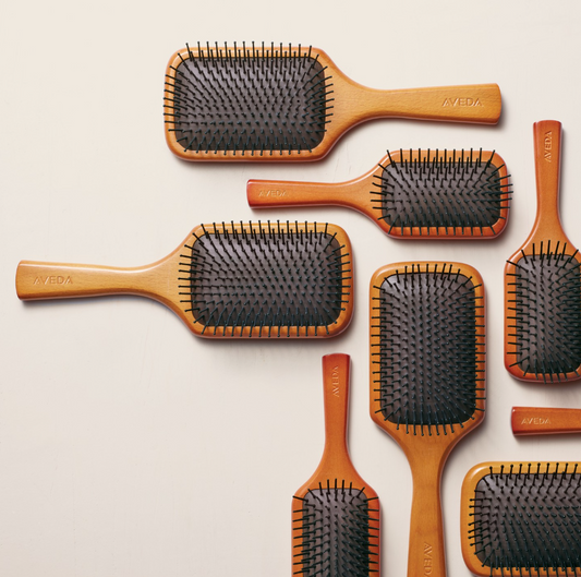 とかすだけでまとまる。アヴェダの名品パドルブラシ
